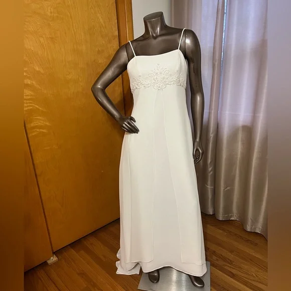 green emerald velvet dress Amazon.com: David's Bridal Satin Empire Waist Ball Gown, Women's Size 0,  Lake : Clothing, Shoes & Jewelry